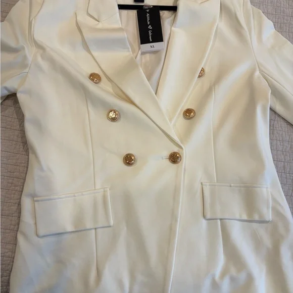 Attitude Unknown Elegant Double-Breasted Blazer with Rose Gold Buttons - Picture 5 of 5